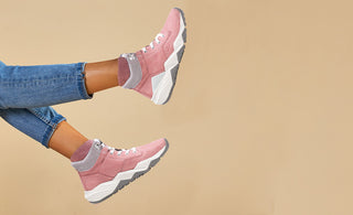 ¿Cómo usar botas rosas en otoño?