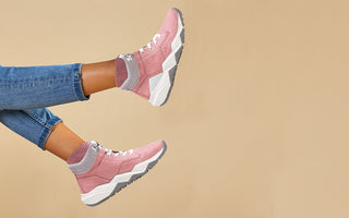 ¿Cómo usar botas rosas en otoño?